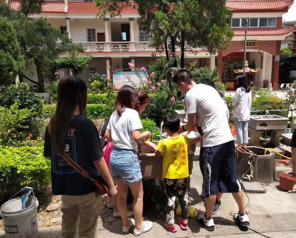 Our company organizes visits to orphanages to see orphans